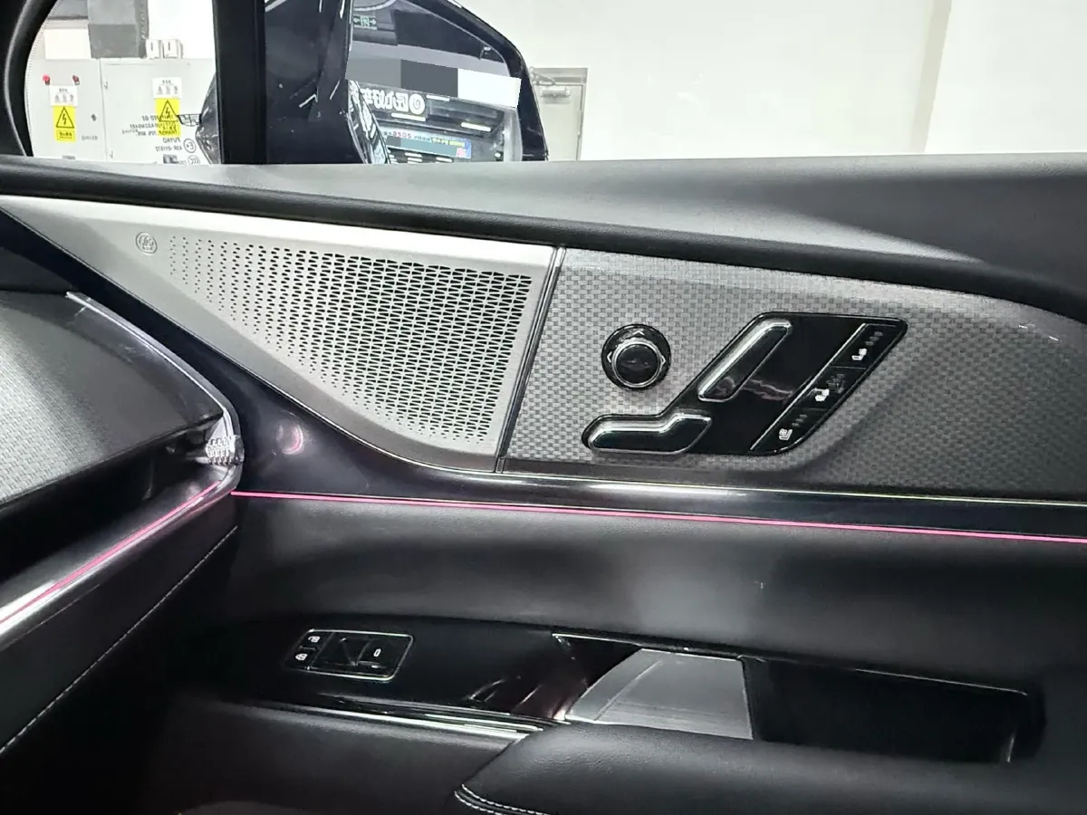 2025 Cadillac XT5 2.0T 237HP L4 9AT,autocango,china used car exporter,china ev exporter,chinese used car exporter,chinese used ev exporter