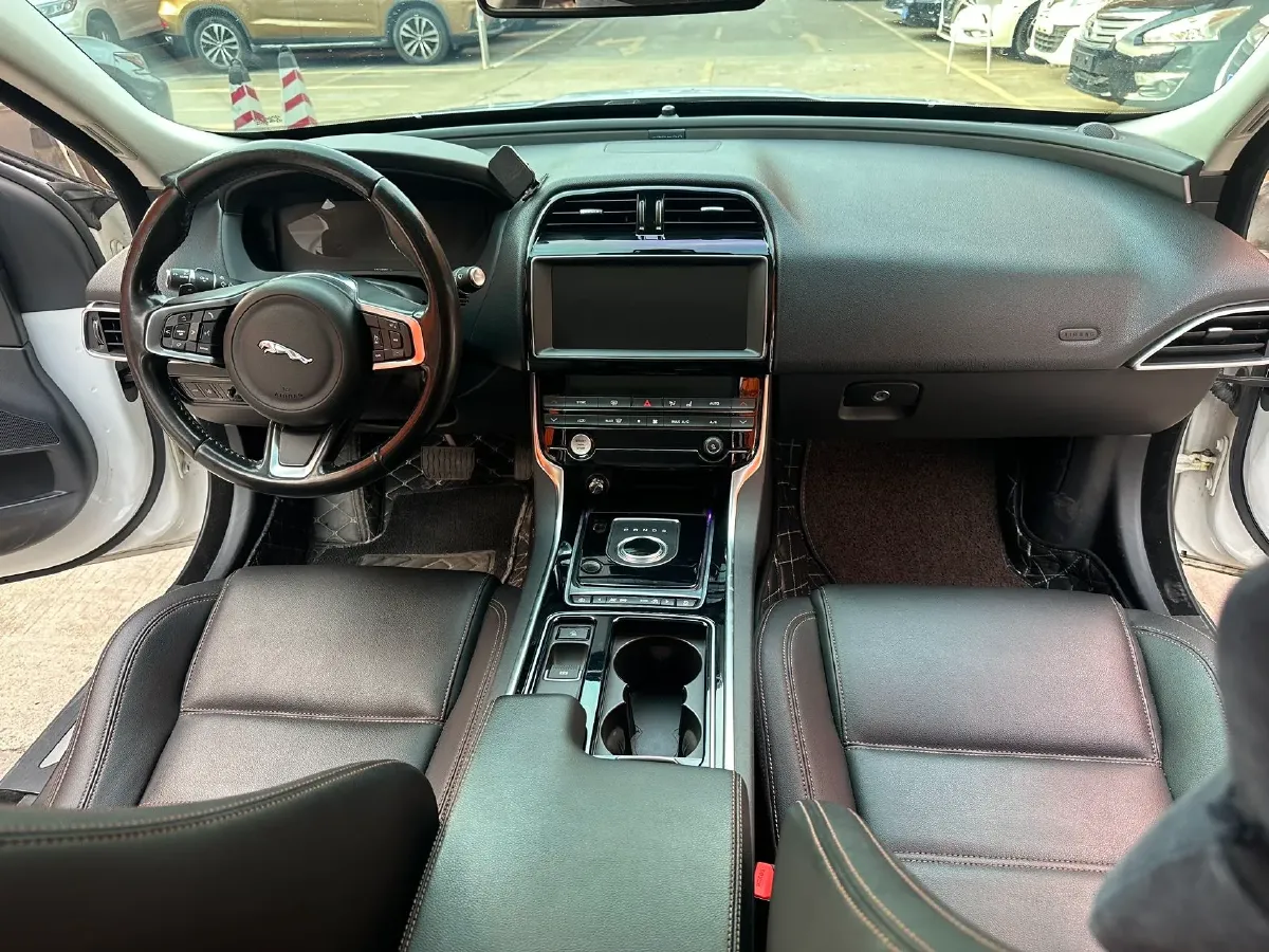 2019 Land Rover Discovery Sport 2.0T 200HP L4 9AT,autocango,china used car exporter,china ev exporter,chinese used car exporter,chinese used ev exporter