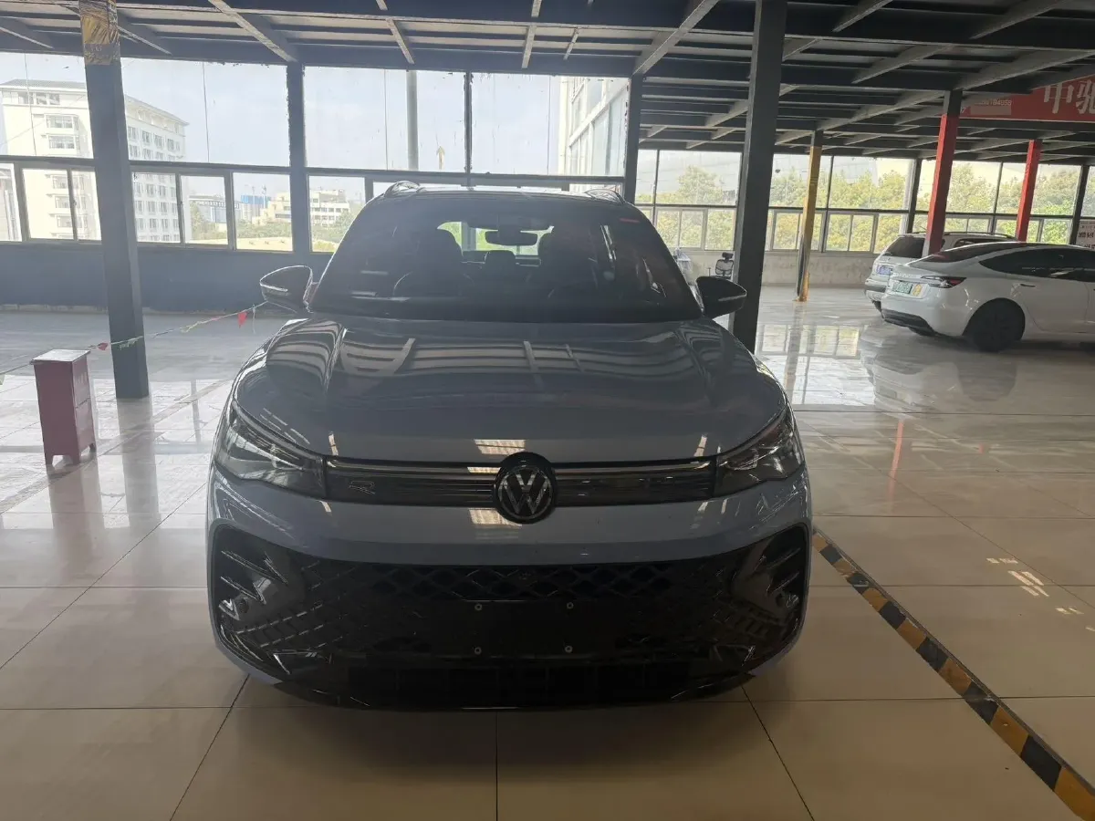 2024 Volkswagen Tiguan L 2.0T 220HP L4 7DCT,autocango,china used car exporter,china ev exporter,chinese used car exporter,chinese used ev exporter