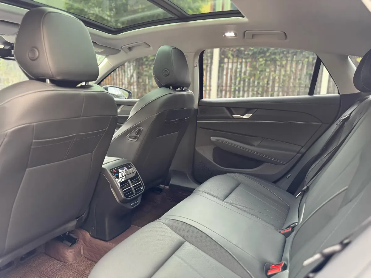 2025 Volkswagen Passat 2.0T 220HP L4 7DCT,autocango,china used car exporter,china ev exporter,chinese used car exporter,chinese used ev exporter