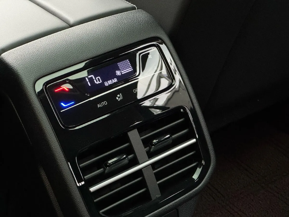 2025 Volkswagen Passat 2.0T 220HP L4 7DCT,autocango,china used car exporter,china ev exporter,chinese used car exporter,chinese used ev exporter