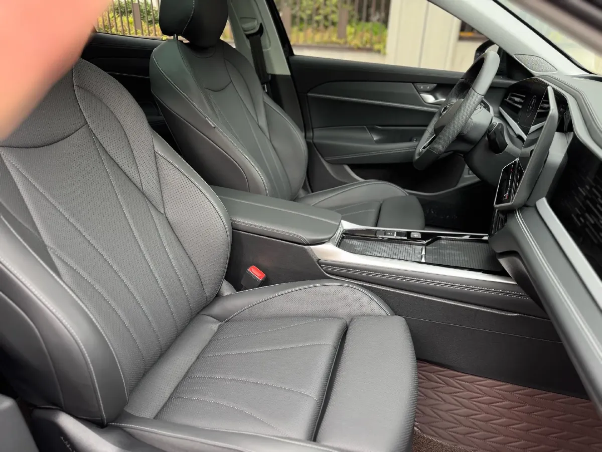 2025 Volkswagen Passat 2.0T 220HP L4 7DCT,autocango,china used car exporter,china ev exporter,chinese used car exporter,chinese used ev exporter