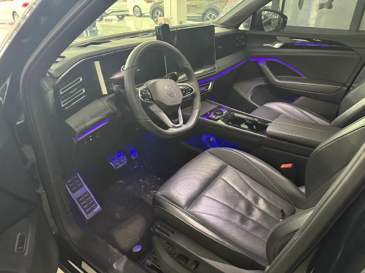 2024 Volkswagen Tiguan L 2.0T 220HP L4 7DCT,autocango,china used car exporter,china ev exporter,chinese used car exporter,chinese used ev exporter