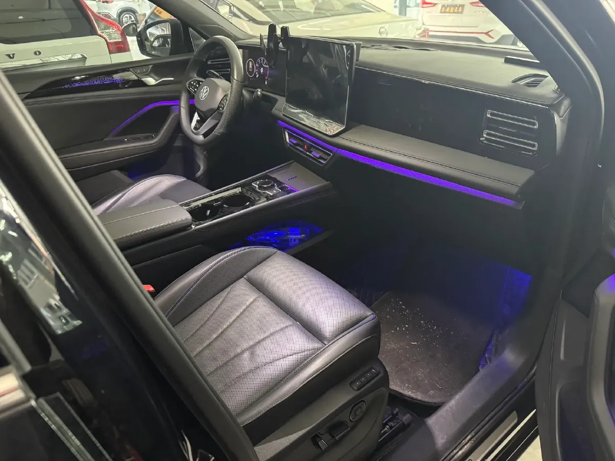 2024 Volkswagen Tiguan L 2.0T 220HP L4 7DCT,autocango,china used car exporter,china ev exporter,chinese used car exporter,chinese used ev exporter