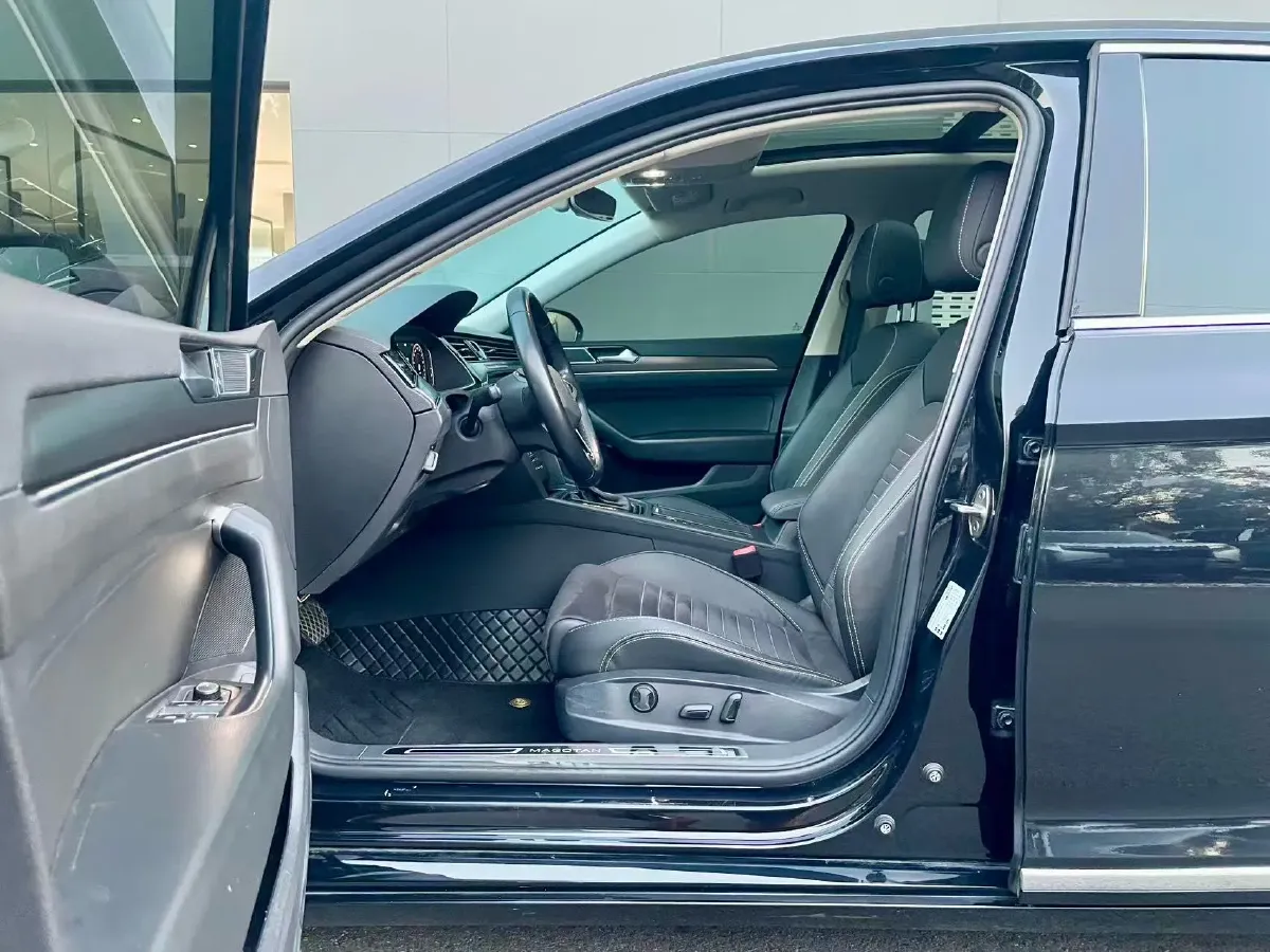 2021 Volkswagen Magotan 2.0T 186HP L4 7DCT,autocango,china used car exporter,china ev exporter,chinese used car exporter,chinese used ev exporter