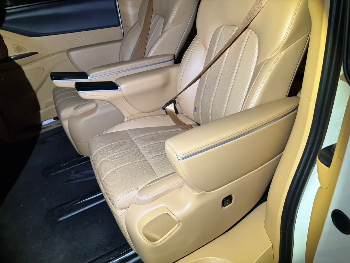 2025 Voyah Dream 1.5T 150HP L4 PHEV 41.7KWH,autocango,china used car exporter,china ev exporter,chinese used car exporter,chinese used ev exporter