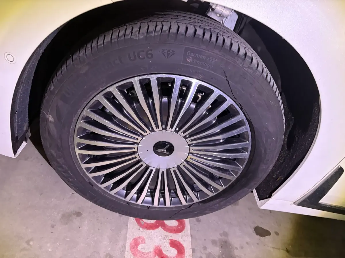 2025 Voyah Dream 1.5T 150HP L4 PHEV 41.7KWH,autocango,china used car exporter,china ev exporter,chinese used car exporter,chinese used ev exporter