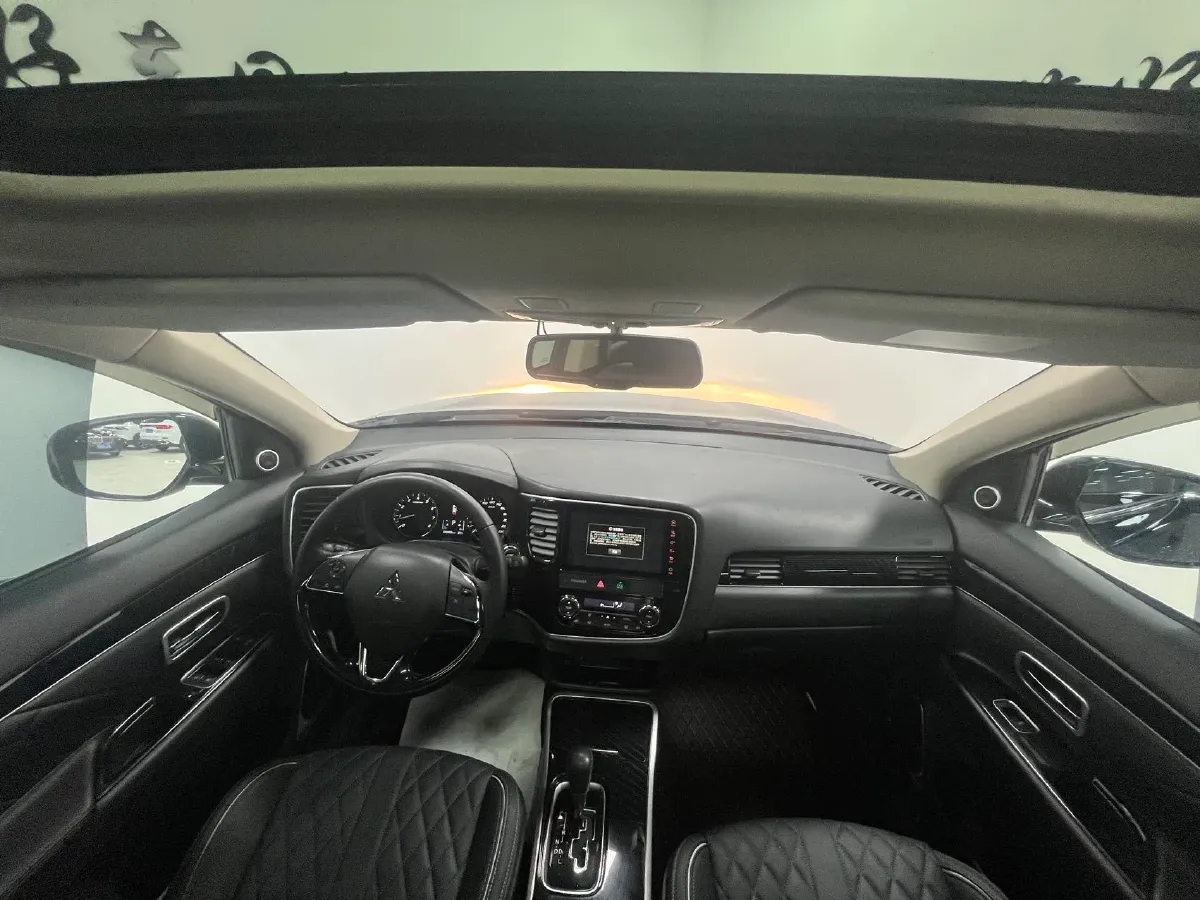 2021 Mitsubishi Outlander 2.0L 166HP L4 CVT,autocango,china used car exporter,china ev exporter,chinese used car exporter,chinese used ev exporter