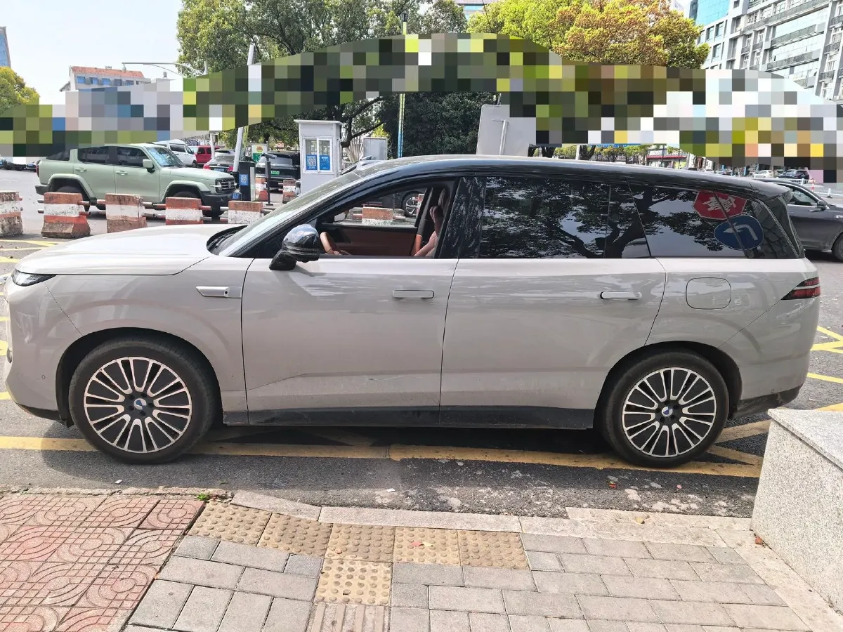 2025 Denza DenzaN8L 2.0T 207HP L4 E-CVT PHEV,autocango,china used car exporter,china ev exporter,chinese used car exporter,chinese used ev exporter