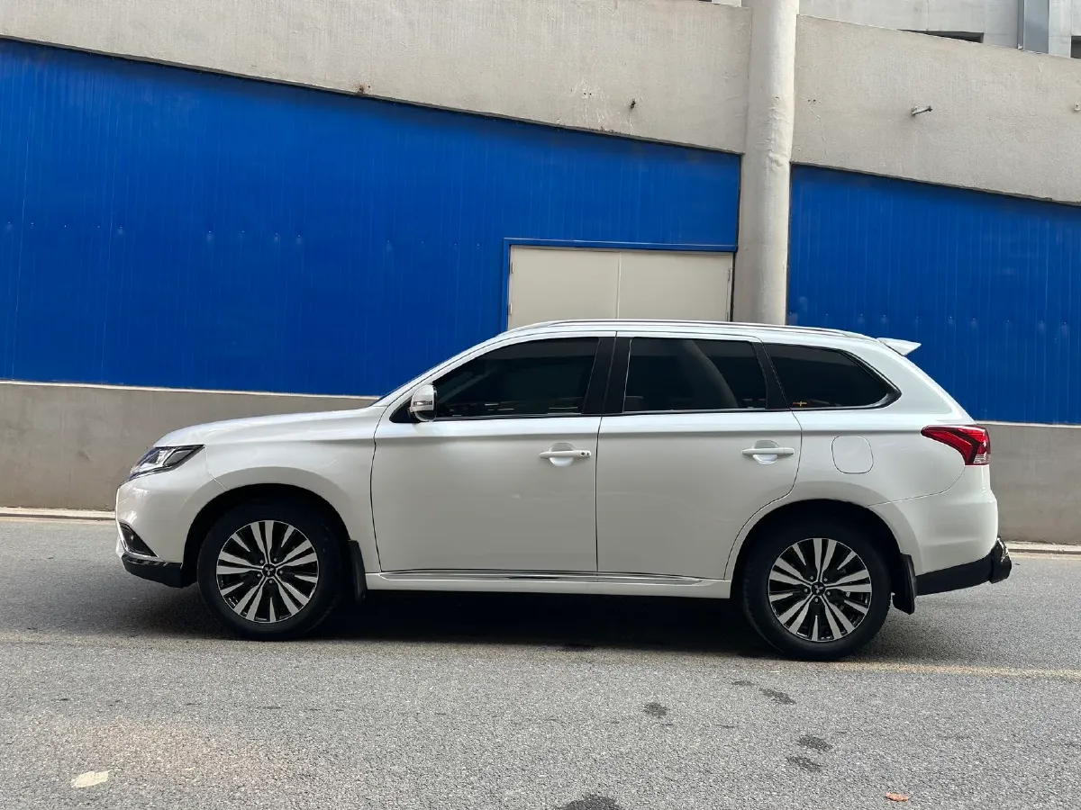 2021 Mitsubishi Outlander 2.0L 166HP L4 CVT,autocango,china used car exporter,china ev exporter,chinese used car exporter,chinese used ev exporter