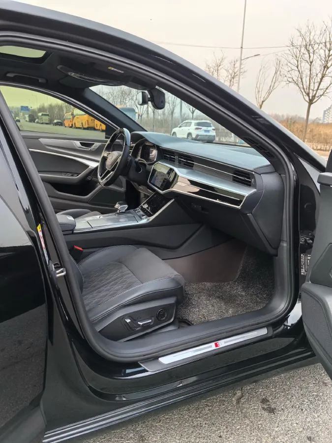 2023 Audi A6L 2.0T 245HP L4 7DCT,autocango,china used car exporter,china ev exporter,chinese used car exporter,chinese used ev exporter