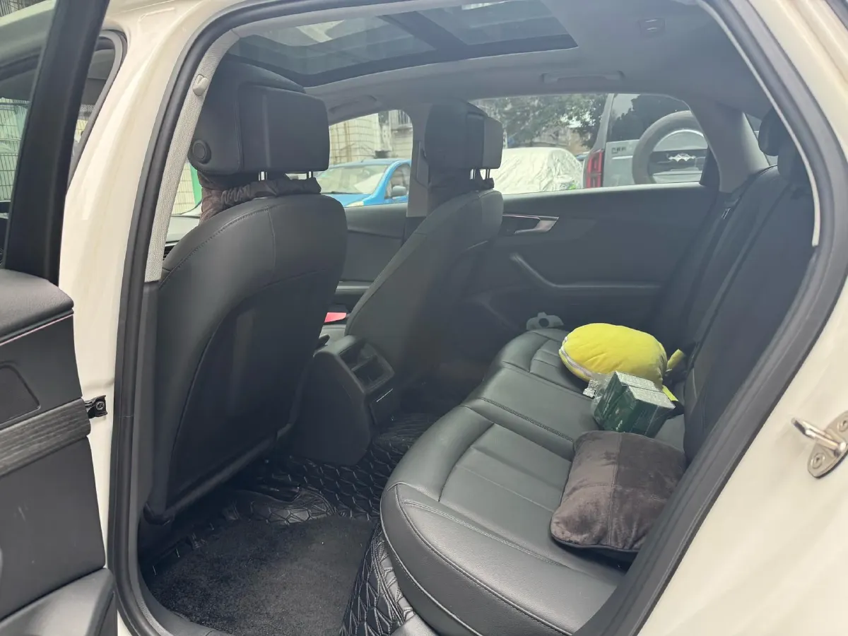 2022 Audi A4L 2.0T 190HP L4 7DCT,autocango,china used car exporter,china ev exporter,chinese used car exporter,chinese used ev exporter