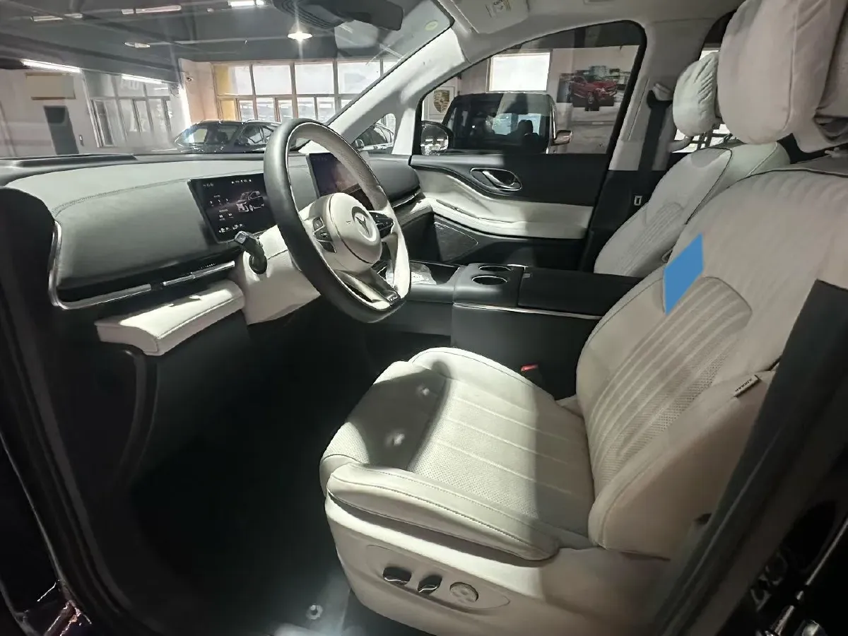 2025 Voyah Dream 1.5T 150HP L4 PHEV 41.7KWH,autocango,china used car exporter,china ev exporter,chinese used car exporter,chinese used ev exporter