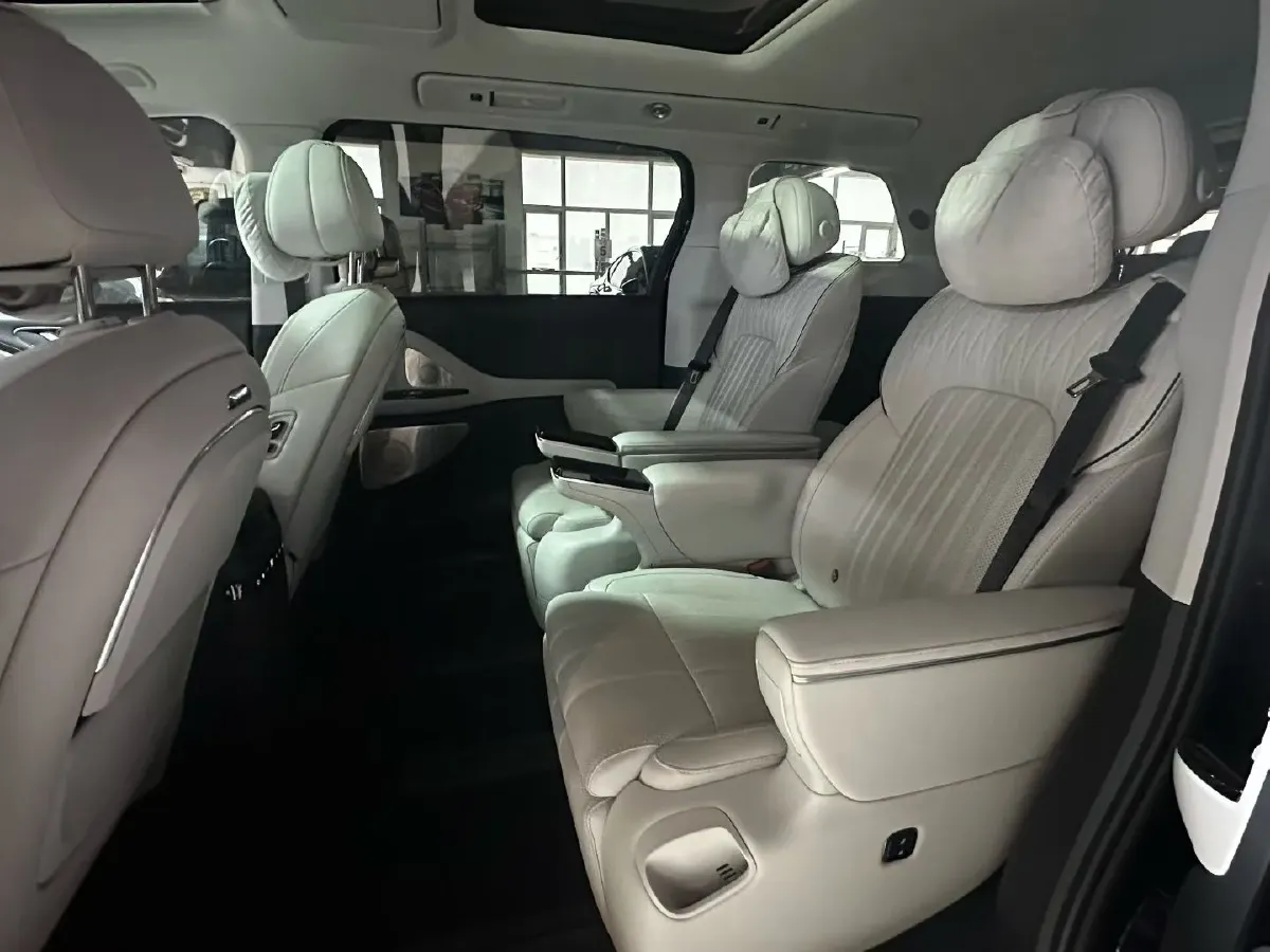 2025 Voyah Dream 1.5T 150HP L4 PHEV 41.7KWH,autocango,china used car exporter,china ev exporter,chinese used car exporter,chinese used ev exporter