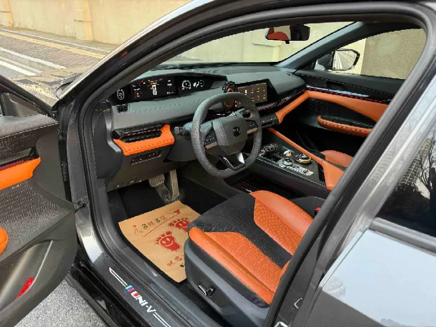 2023 ChangAn UNI-V 2.0T 233HP L4 8AT,autocango,china used car exporter,china ev exporter,chinese used car exporter,chinese used ev exporter