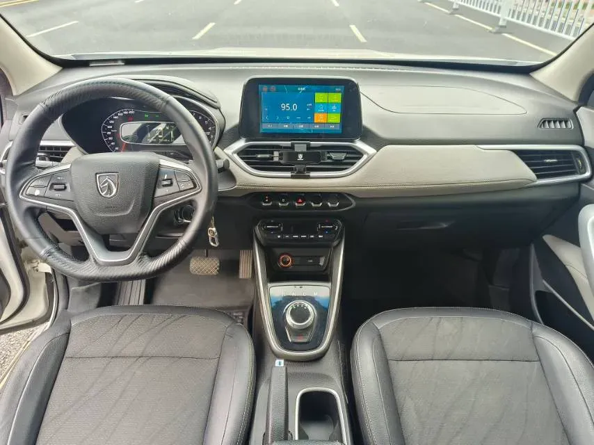 2017 BaoJun 310W 1.5L 105HP L4 6MT,autocango,china used car exporter,china ev exporter,chinese used car exporter,chinese used ev exporter