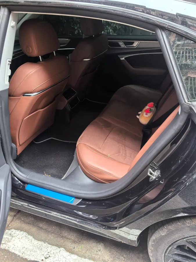 2025 Audi A7L 2.0T 245HP L4 7DCT,autocango,china used car exporter,china ev exporter,chinese used car exporter,chinese used ev exporter