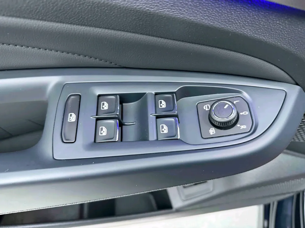 2024 Volkswagen Passat 2.0T 220HP L4 7DCT,autocango,china used car exporter,china ev exporter,chinese used car exporter,chinese used ev exporter