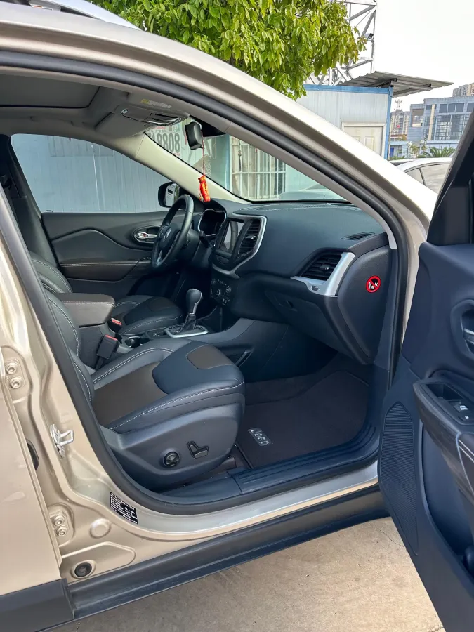 2017 Jeep Cherokee 2.0L 155HP L4 9AT,autocango,china used car exporter,china ev exporter,chinese used car exporter,chinese used ev exporter