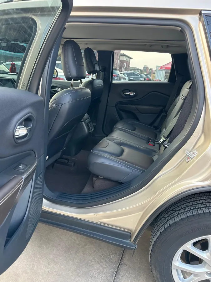 2017 Jeep Cherokee 2.0L 155HP L4 9AT,autocango,china used car exporter,china ev exporter,chinese used car exporter,chinese used ev exporter