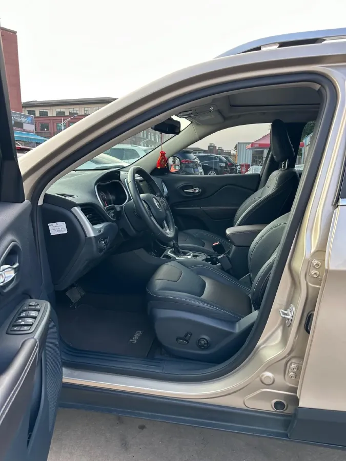 2017 Jeep Cherokee 2.0L 155HP L4 9AT,autocango,china used car exporter,china ev exporter,chinese used car exporter,chinese used ev exporter