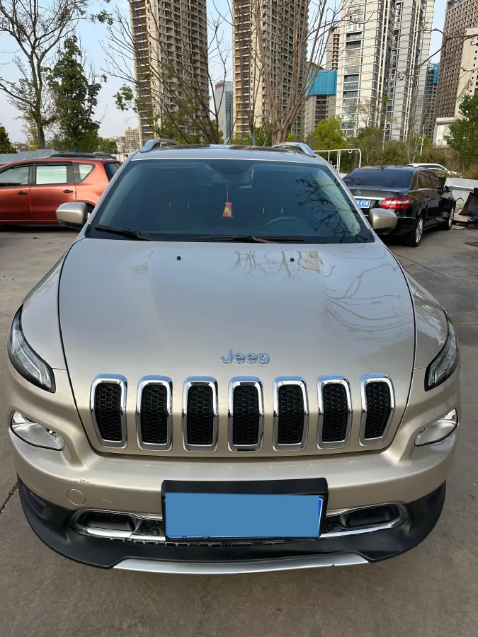 2017 Jeep Cherokee 2.0L 155HP L4 9AT,autocango,china used car exporter,china ev exporter,chinese used car exporter,chinese used ev exporter