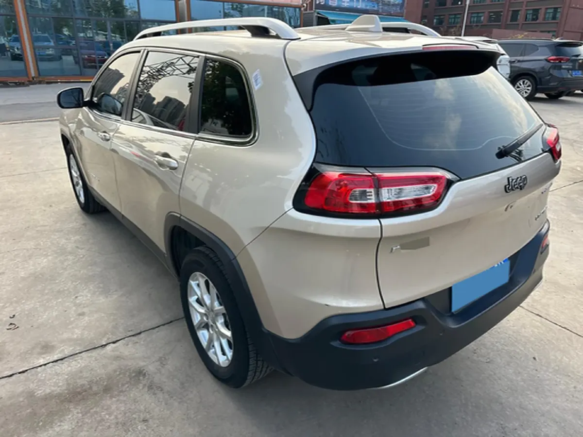 2017 Jeep Cherokee 2.0L 155HP L4 9AT,autocango,china used car exporter,china ev exporter,chinese used car exporter,chinese used ev exporter