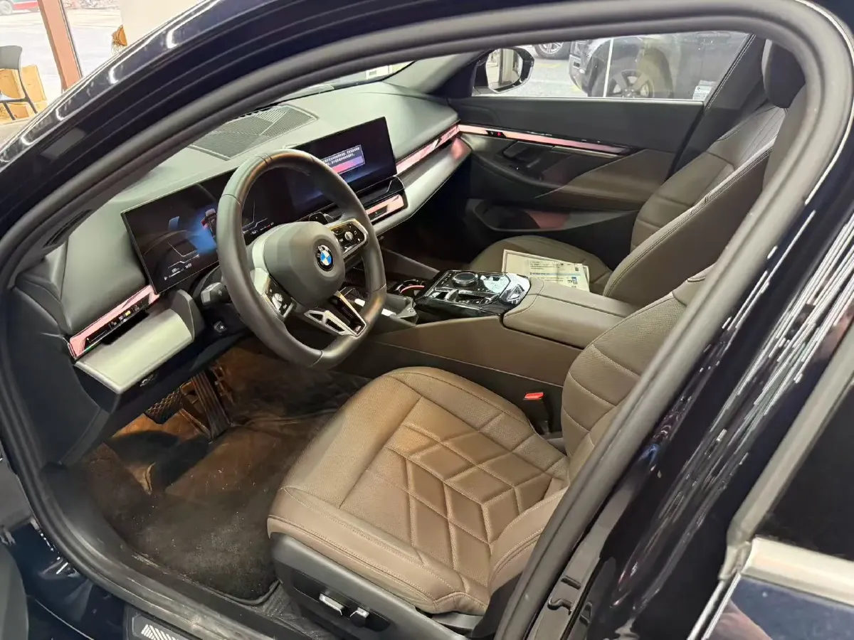 2025 BMW 5 Series 2.0T 190HP L4 8AT,autocango,china used car exporter,china ev exporter,chinese used car exporter,chinese used ev exporter