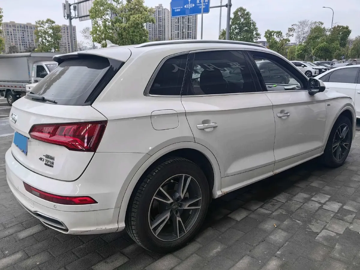 2020 Audi Q5L 2.0T 190HP L4 7DCT,autocango,china used car exporter,china ev exporter,chinese used car exporter,chinese used ev exporter