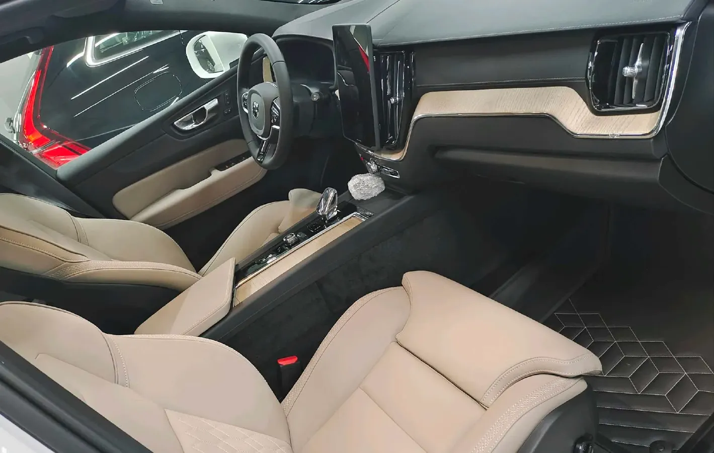 2026 Volvo XC60 2.0T 250HP L4 8AT,autocango,china used car exporter,china ev exporter,chinese used car exporter,chinese used ev exporter