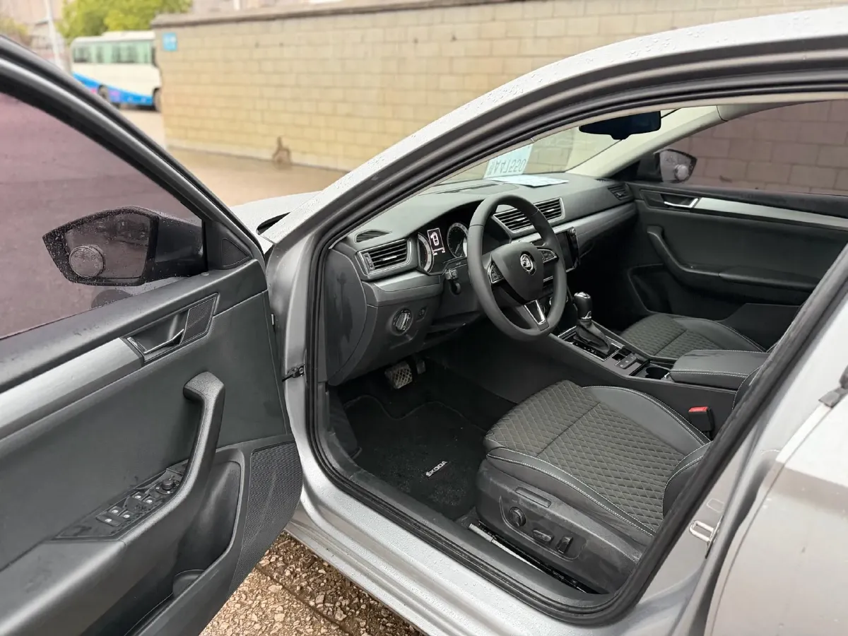 2018 Skoda Superb 1.8T 180HP L4 7DCT,autocango,china used car exporter,china ev exporter,chinese used car exporter,chinese used ev exporter