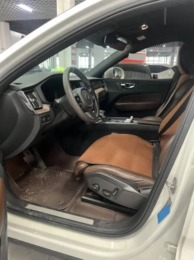 2021 Volvo XC60 2.0T 250HP L4 8AT,autocango,china used car exporter,china ev exporter,chinese used car exporter,chinese used ev exporter