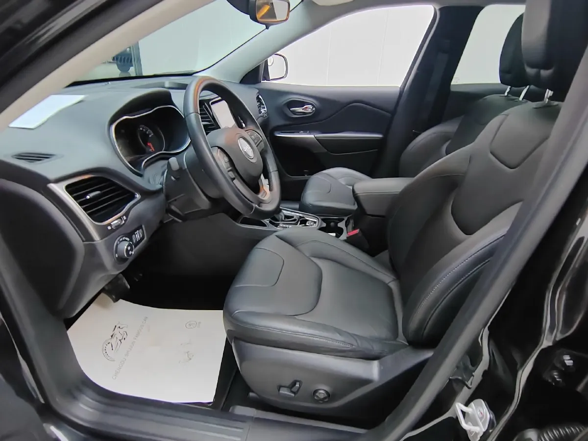 2019 Jeep Cherokee 2.0T 265HP L4 9AT,autocango,china used car exporter,china ev exporter,chinese used car exporter,chinese used ev exporter