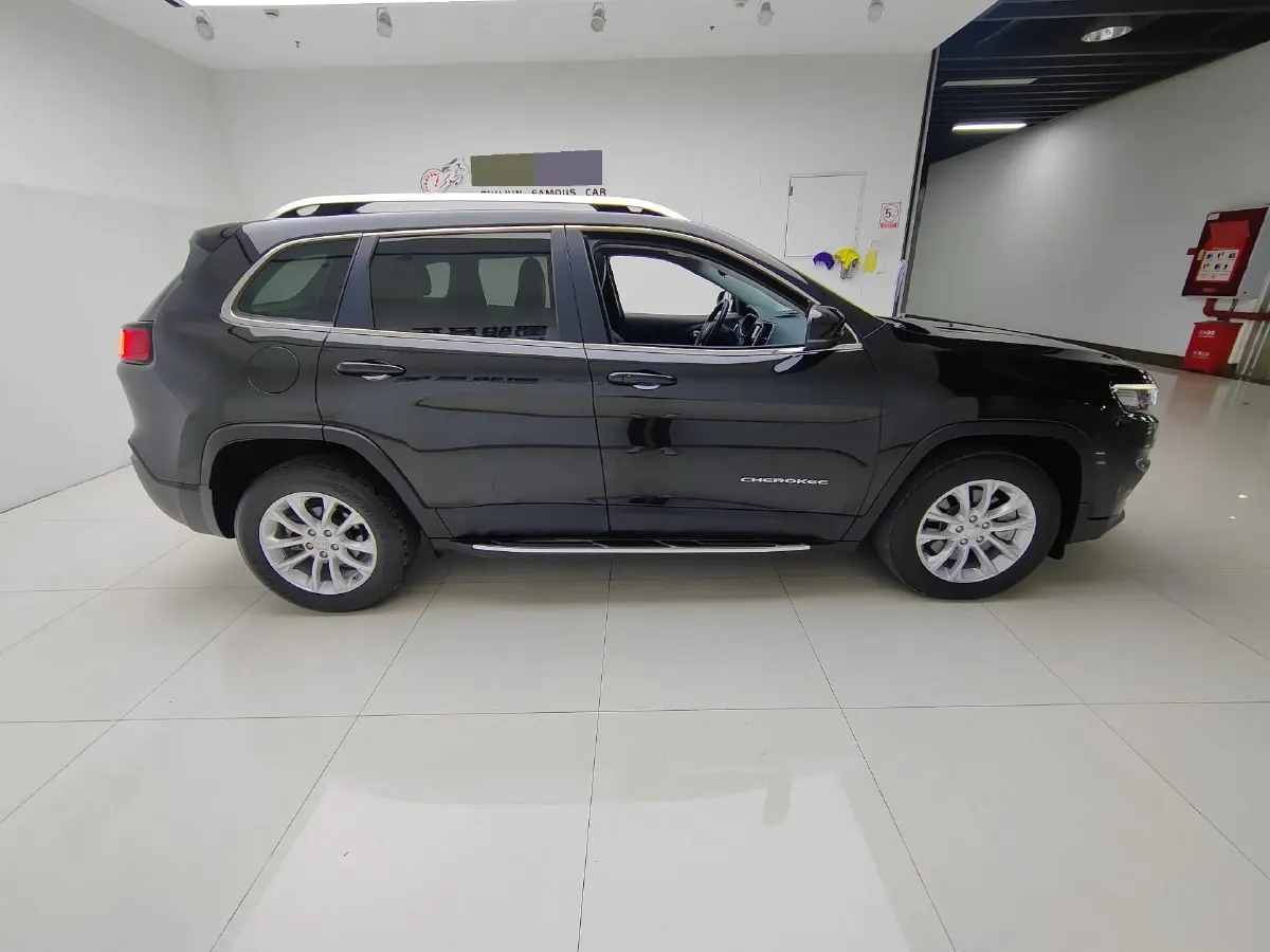 2019 Jeep Cherokee 2.0T 265HP L4 9AT,autocango,china used car exporter,china ev exporter,chinese used car exporter,chinese used ev exporter