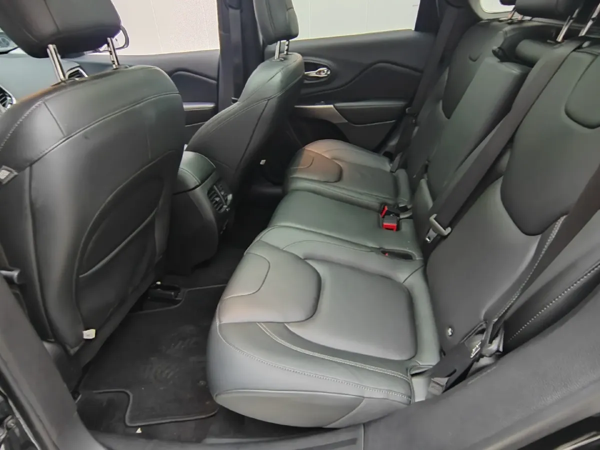 2019 Jeep Cherokee 2.0T 265HP L4 9AT,autocango,china used car exporter,china ev exporter,chinese used car exporter,chinese used ev exporter