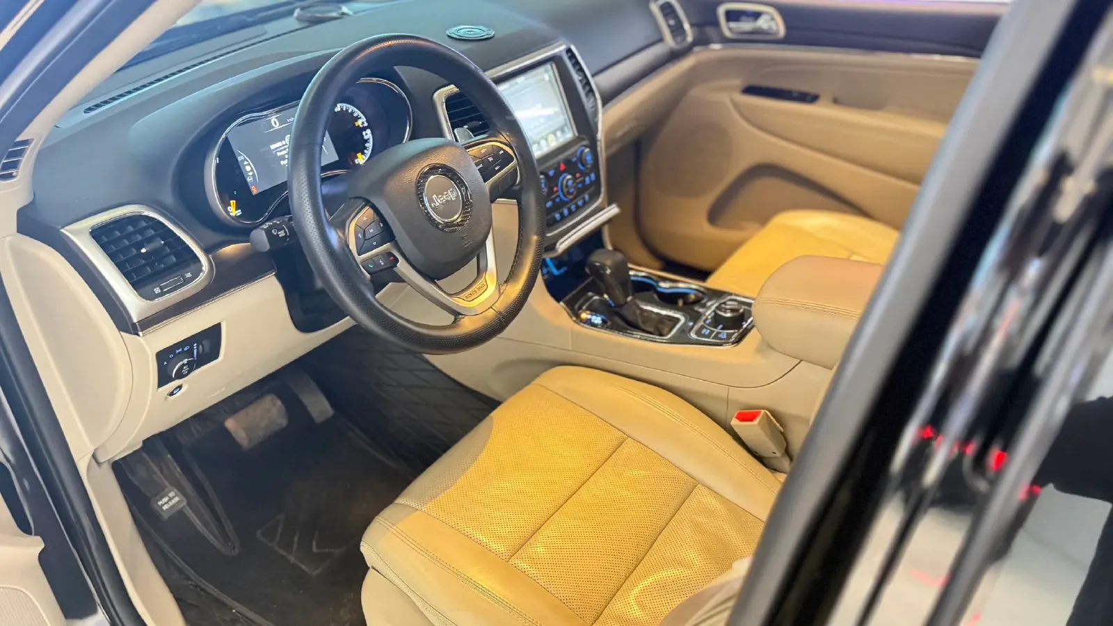 2017 Jeep Grand Cherokee 3.6L 286HP V6 8AT,autocango,china used car exporter,china ev exporter,chinese used car exporter,chinese used ev exporter