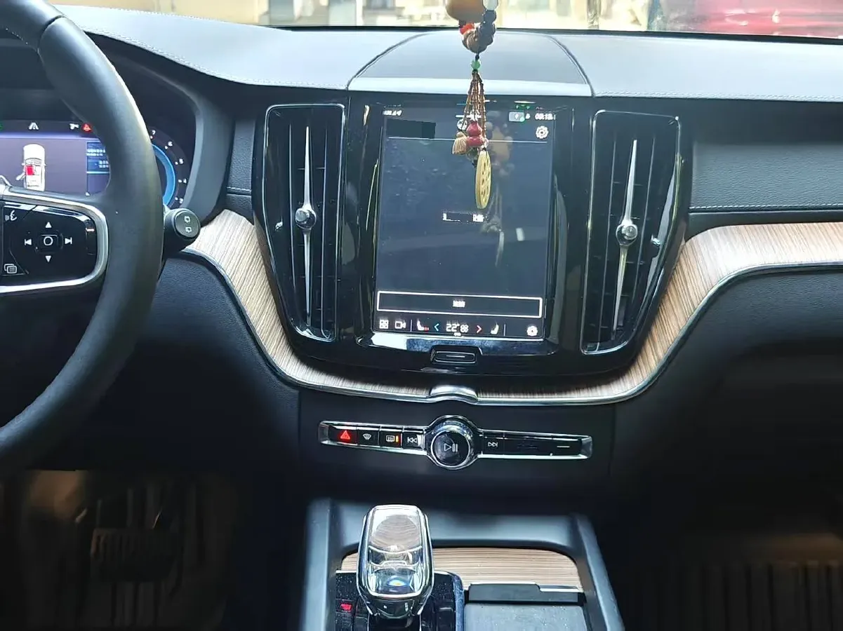 2025 Volvo XC60 2.0T 250HP L4 8AT,autocango,china used car exporter,china ev exporter,chinese used car exporter,chinese used ev exporter