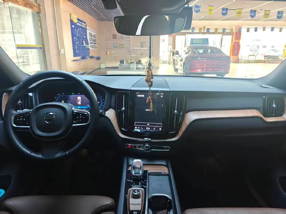 2025 Volvo XC60 2.0T 250HP L4 8AT,autocango,china used car exporter,china ev exporter,chinese used car exporter,chinese used ev exporter