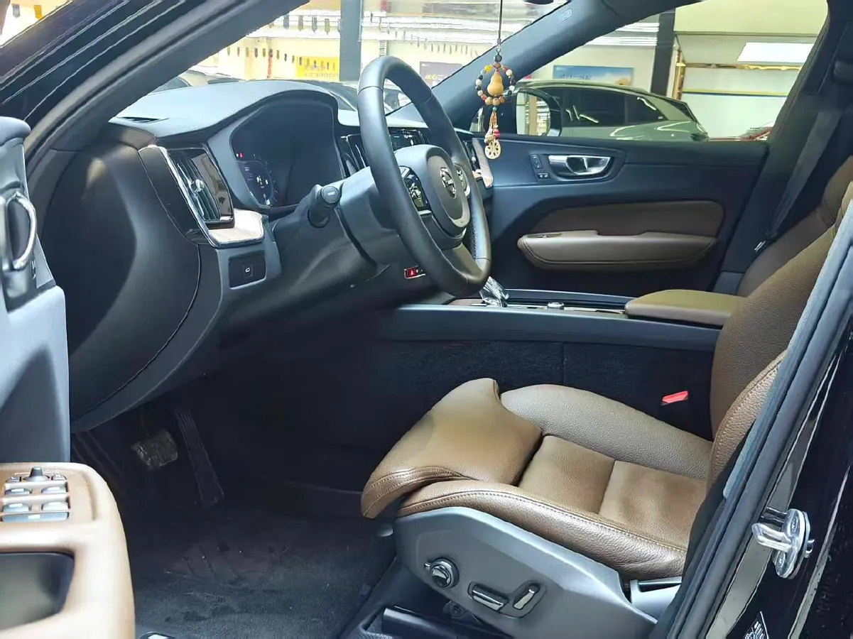 2025 Volvo XC60 2.0T 250HP L4 8AT,autocango,china used car exporter,china ev exporter,chinese used car exporter,chinese used ev exporter