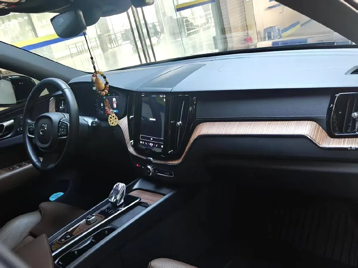 2025 Volvo XC60 2.0T 250HP L4 8AT,autocango,china used car exporter,china ev exporter,chinese used car exporter,chinese used ev exporter