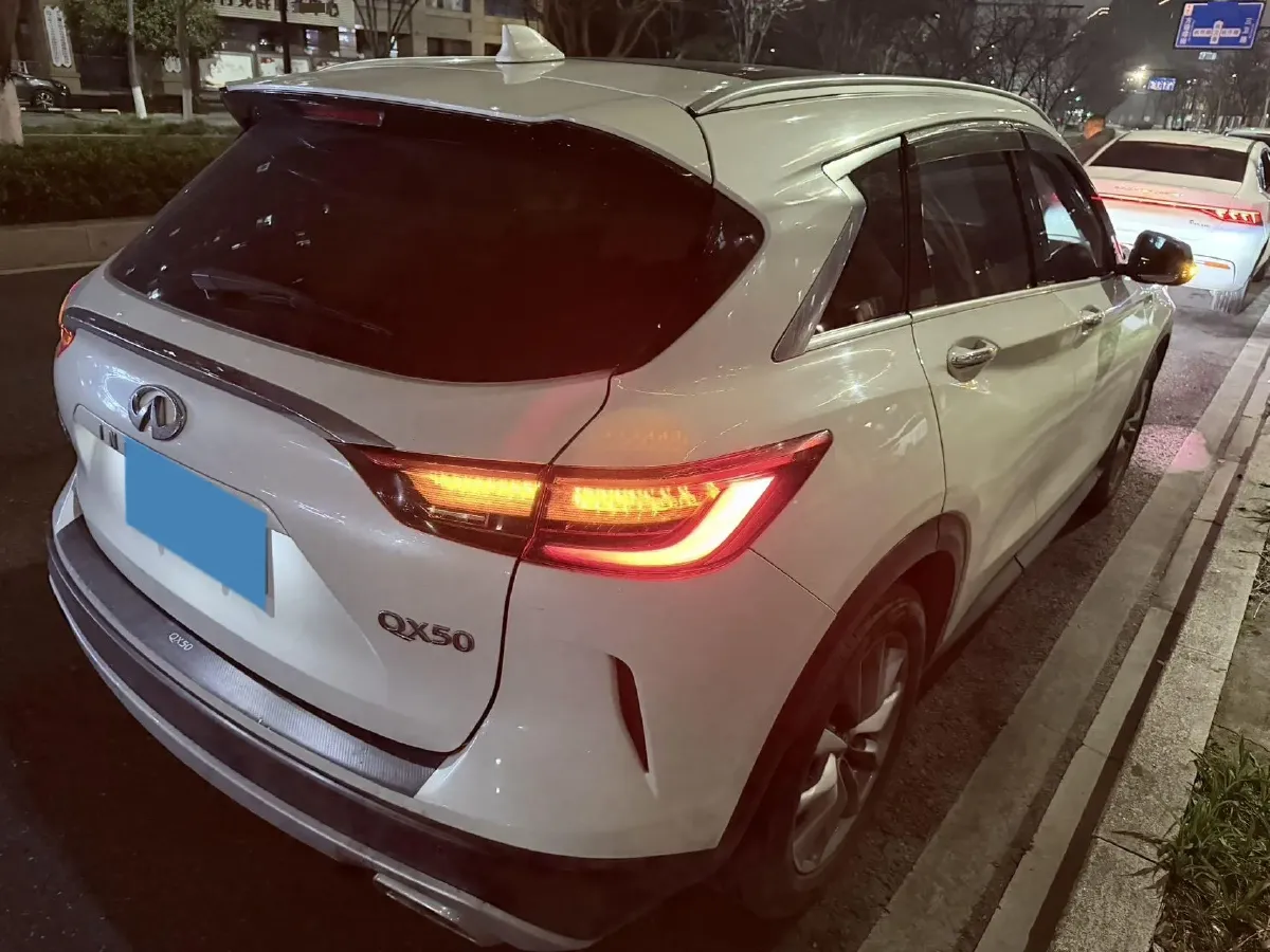 2018 Infiniti QX30 2.0T 211HP L4 7DCT,autocango,china used car exporter,china ev exporter,chinese used car exporter,chinese used ev exporter