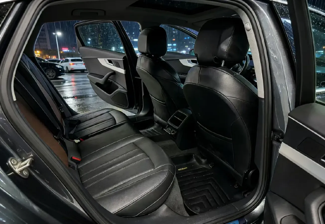 2023 Audi A4L 2.0T 190HP L4 7DCT,autocango,china used car exporter,china ev exporter,chinese used car exporter,chinese used ev exporter