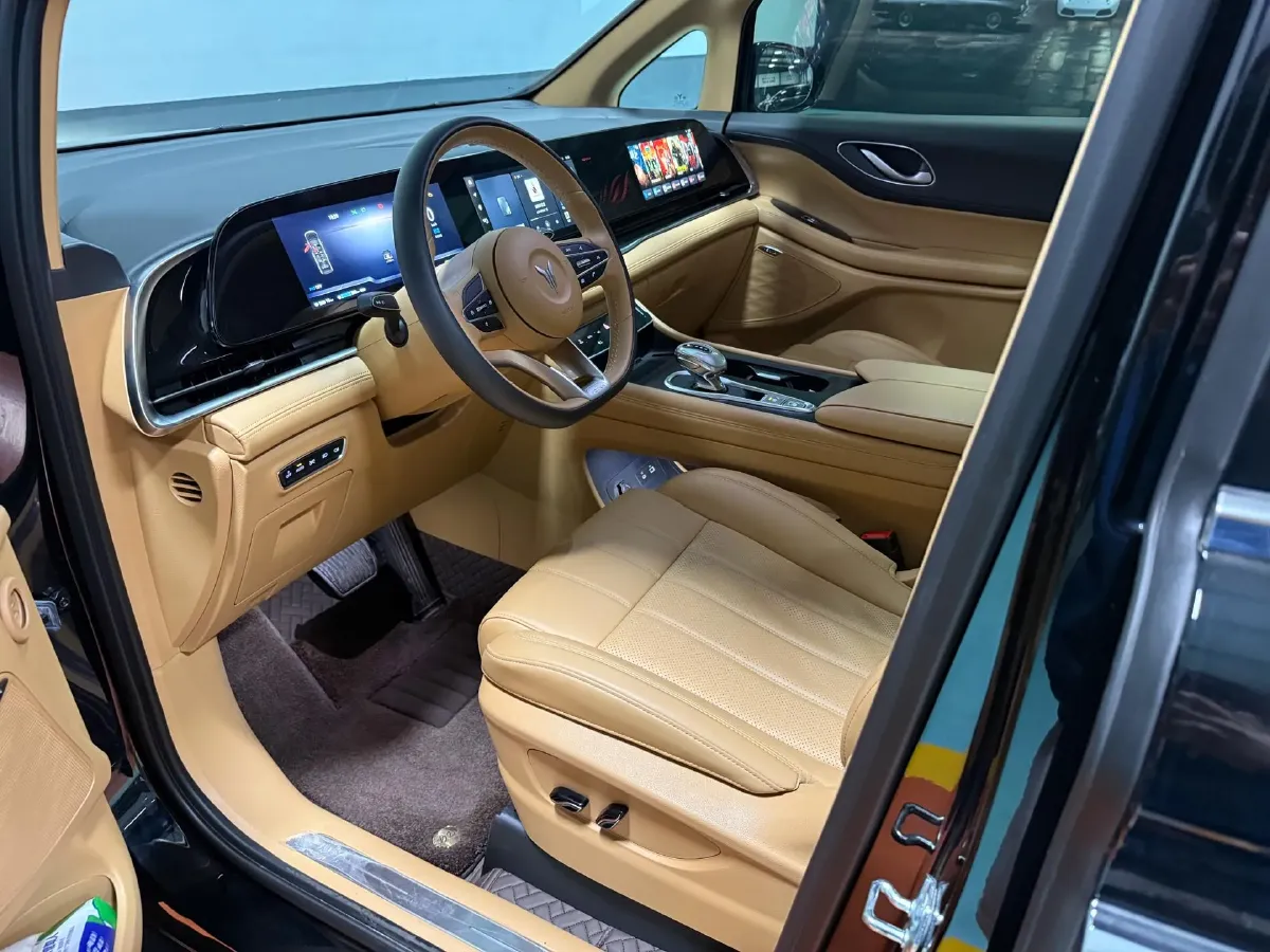 2024 Voyah Dream 1.5T 150HP L4 PHEV 43KWH,autocango,china used car exporter,china ev exporter,chinese used car exporter,chinese used ev exporter