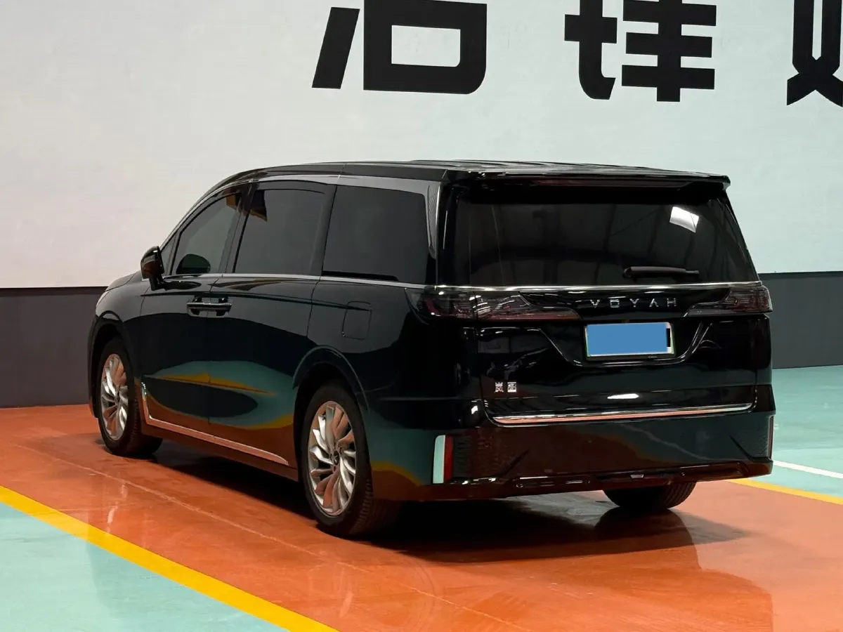 2024 Voyah Dream 1.5T 150HP L4 PHEV 43KWH,autocango,china used car exporter,china ev exporter,chinese used car exporter,chinese used ev exporter