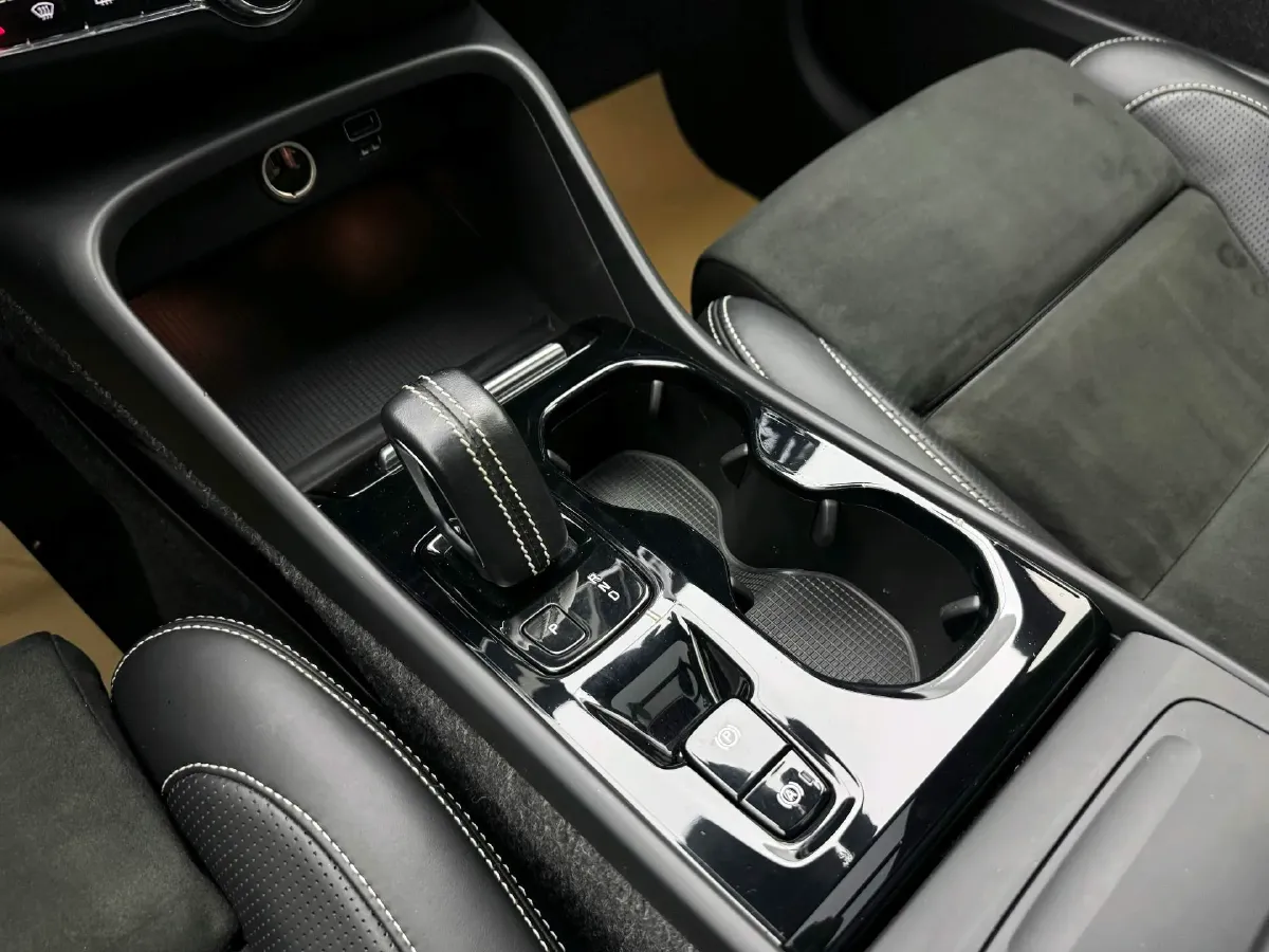 2020 Volvo XC40 2.0T 190HP L4 8AT,autocango,china used car exporter,china ev exporter,chinese used car exporter,chinese used ev exporter