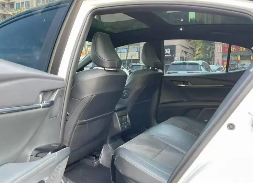 2024 Toyota Camry 2.0L 152HP L4 E-CVT Hybrid,autocango,china used car exporter,china ev exporter,chinese used car exporter,chinese used ev exporter