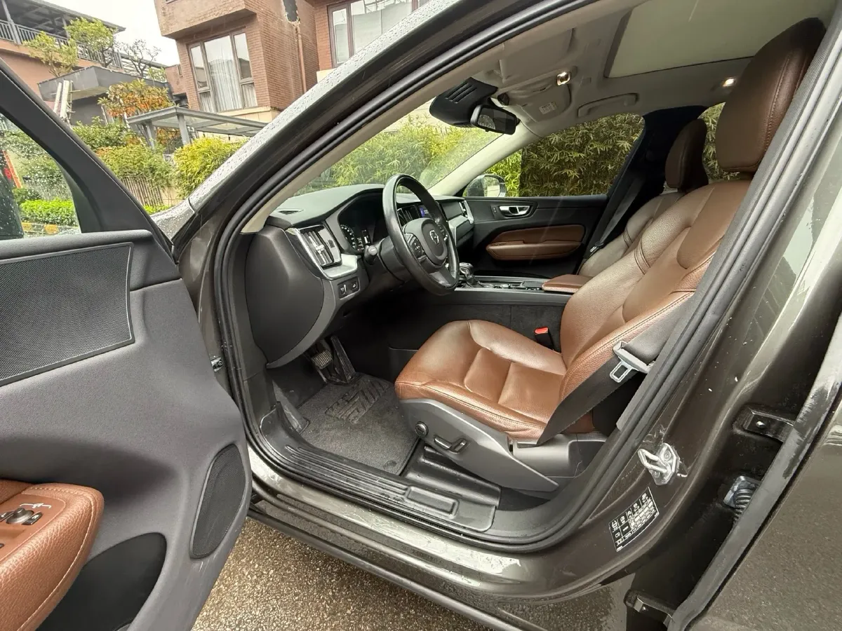 2020 Volvo XC60 2.0T 254HP L4 8AT,autocango,china used car exporter,china ev exporter,chinese used car exporter,chinese used ev exporter