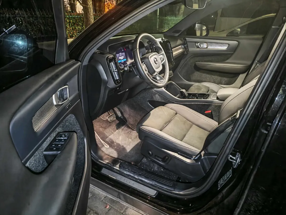 2024 Volvo XC40 2.0T 197HP L4 7DCT,autocango,china used car exporter,china ev exporter,chinese used car exporter,chinese used ev exporter