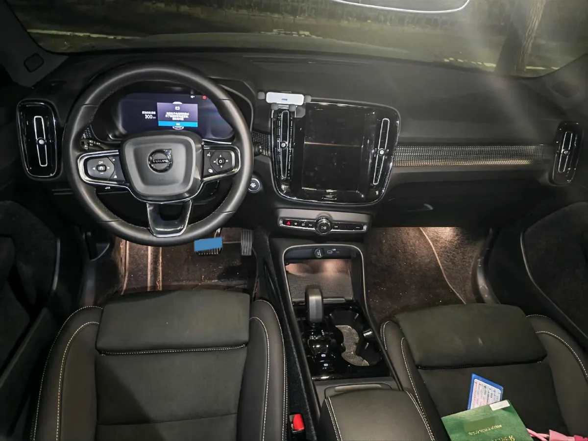 2024 Volvo XC40 2.0T 197HP L4 7DCT,autocango,china used car exporter,china ev exporter,chinese used car exporter,chinese used ev exporter