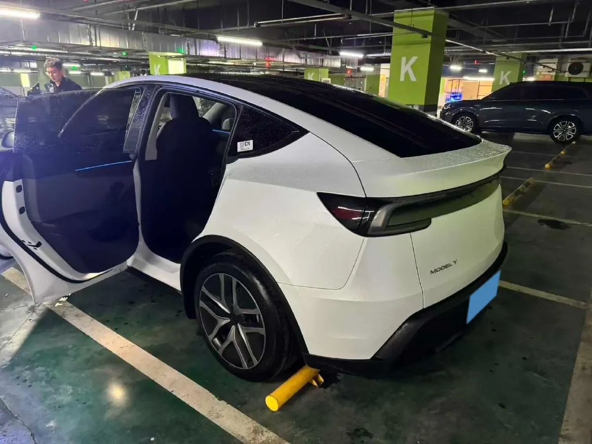 2025 Tesla Model Y BEV 62.5KWH,autocango,china used car exporter,china ev exporter,chinese used car exporter,chinese used ev exporter